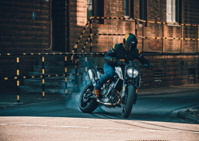 462208 MY23 KTM 790 DUKE Action EU Global