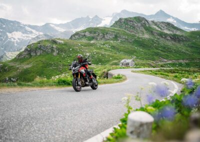 MY25 DUCATI MULTISTRADA V4 PIKES PEAK DYN ONLOCATION 2 UC692764 High 1