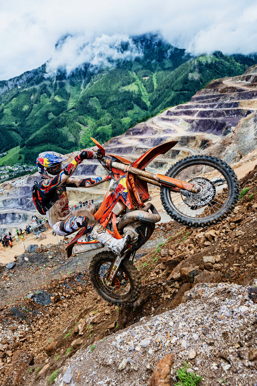 RBE25_pressenews_image_03@redbullcontentpool Rider battling a near-vertical rock section at the Red Bull Erzbergrodeo 2025 on the Iron Giant.