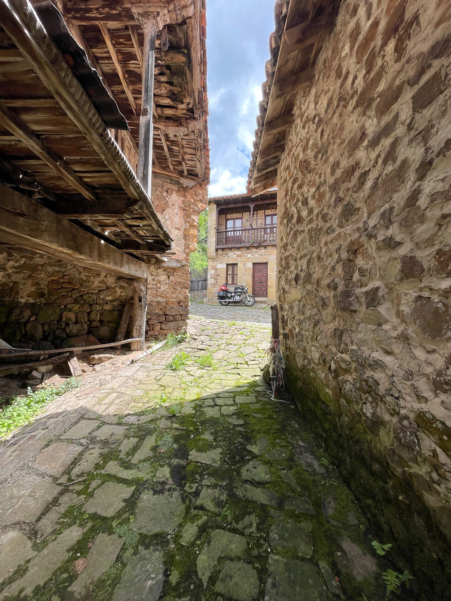 Rising to the Summits.<br />
Motorcycling Through the Sacred Heights of Ladakh<br />
